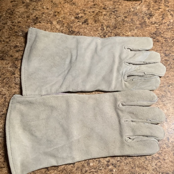 brand new pair welding gloves. Purchased for my son he no longer is welding - Picture 2 of 3